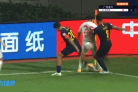 故意踢人，穆萨登贝莱补时被红牌罚下图片