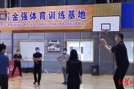 姚明罚球三不沾引球迷疯狂调侃，事实上，接下来的罚球都进了……图片