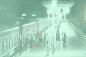 列车即将发车，4名战士2分钟勇救掉入站台女童图片