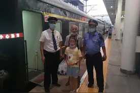 暖心 高铁赶普铁 铁路人帮小女孩追上爷爷图片