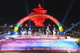 劲爆火热！五四广场启动夜幕下的文艺盛宴，每周六、周日晚7点至8点，别错过图片