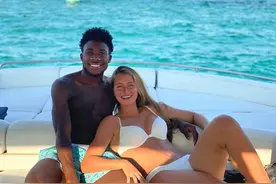 羡煞旁人！阿芳与女友度假，并在网上时刻分享日常生活图片