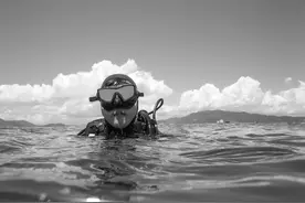 广东轮椅少年在水中重新“站立”图片