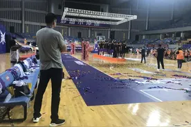 薪火相传的欣慰！郑武见证儿子清华毕业季拿到CUBA冠军图片