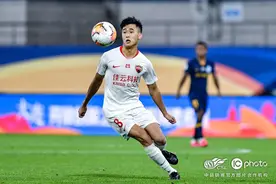 中超速递：小将戴伟浚迎中超首球 深圳佳兆业用胜利“送别”代理主帅张效瑞图片