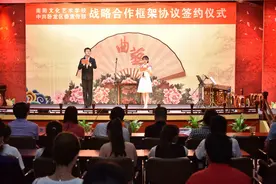 卧龙区与南阳艺术学校举行校地合作签约仪式图片