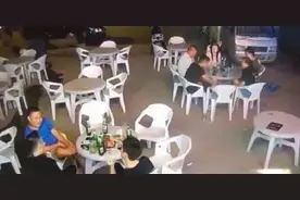 河北男子醉驾，夜闯烧烤摊撞飞4人1人重伤，群众：车子快起飞了图片