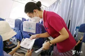 乌鲁木齐国际机场9月新开、恢复多条出疆航线 疆内各机场为学生开辟返校“绿色通道”图片