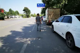 右转车道长期有车违停，其他车辆无奈压实线变道，交警出手了图片