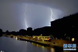 意大利米兰迎来暴风雨和雷电天气图片