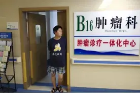 父亲做化疗掉发严重 儿子剃光头鼓励图片