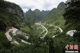 在广西瑶乡对话贫困生：每个人都有一份等待他（她）去挖掘的宝藏图片