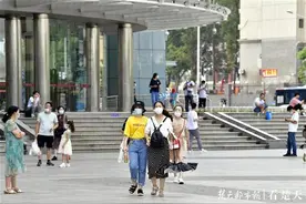 武汉的大学生陆续返程，光谷步行街开启人来人往模式图片