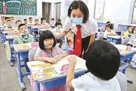 中小学校明日开学图片