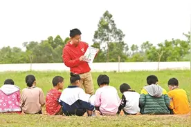 90后美术老师因支教找到职业方向 带孩子描绘“草原操场”图片