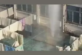学生返校晒被子遇水管爆裂 100多床被子“遭殃”视频封面