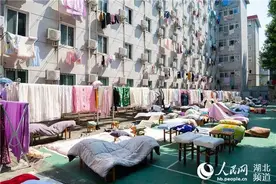 大场面！大学生返校，晒被子“一位难求”图片
