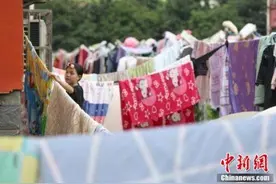 湖北襄阳：大学生返校忙晒被子图片