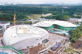 极地公园“大白鲸”封顶图片
