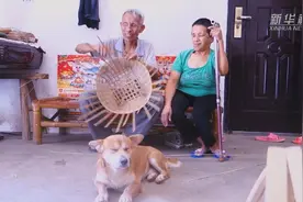 盲人夫妻用竹篾编出“幸福花”图片