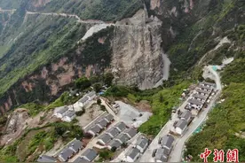 四川凉山：阿布洛哈村的“小康路”图片