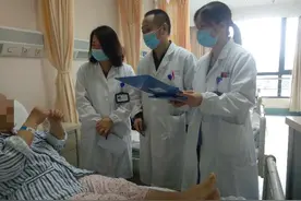 患者深夜喊胃疼要吃药，医生对额头汗珠生疑，紧追不放“抓到”体内定时炸弹图片