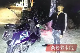 事发海口！两少年半夜蒙面砍人抢手机图片