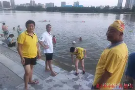 弟弟滑入江中，姐姐去救也遇险！危急时刻他们仨出手了图片
