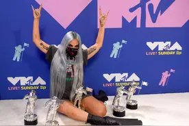 Gaga与A妹戴口罩表演，成VMA“先锋奖”首位获奖者图片