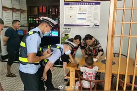 父爱如山体滑坡？两岁萌娃走失一圈人着急 当爹的：打完麻将再说图片