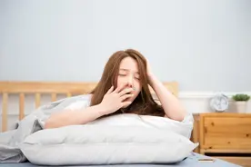 杭州女大学生嘴巴被“点穴”：打哈欠张不开嘴，唱歌开不了口，汉堡都吃不了图片