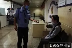 欠5000万被“限高”，女子用这漏洞多次坐飞机！在昆明机场被戴上手铐时，她哭了图片