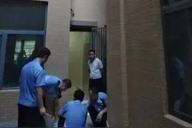 痛心！3岁女童进电梯后，大人来不及跟上，被发现时已坠楼身亡图片