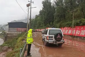 四川甘洛多条道路遭遇泥石流，成昆铁路尼日至苏雄站中断图片