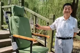 「视频」70岁草根发明家，打造出能爬楼的智能轮椅车图片