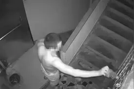 光膀子上楼砸门砍门，57岁阿姨被楼下男子骚扰三年？结局大反转图片