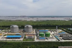 江苏泓海能源LNG储罐开始水压试验，民营LNG前景广阔图片