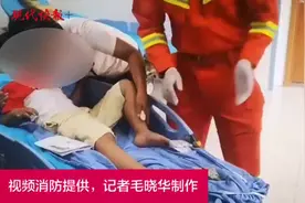 疼！男孩踢到一块混凝土，脚板被钢筋刺穿图片