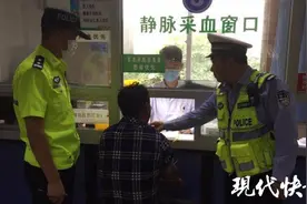 男子边喝啤酒边开车，看到交警才想起自己酒驾图片