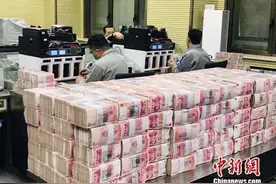 银行上半年少赚1300亿元，钱流向了这里……图片