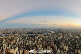 上海天空中的“云隙光”“反云隙光”，你见到过吗？图片