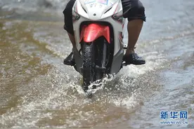 泰国曼谷暴雨导致城市内涝图片