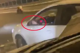 交通拍客 | 左脚翘在车窗处开车 海口这位“任性”司机你被曝光了图片
