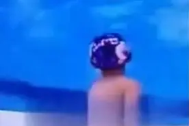 呼和浩特一男孩泳池内排便家长被索赔1万5，网友热议图片