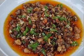 重庆特产传说（256） | 一只鸡配四斤二荆条，这道香辣开胃的潼南小煎鸡你们喜欢吗？图片