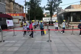 开学季｜开学啦！有序测温入校，举行升旗仪式图片