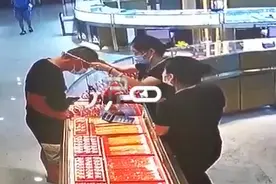 男子商场试戴项链还假装照镜子，几秒后扭头就跑视频封面