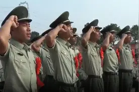 夕阳下的退役仪式：交武器卸戎装 命令下达后武警老兵泪洒演兵场图片