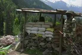 印度战车在中印边境被卡车撞翻 一名军官被砸中当场身亡图片