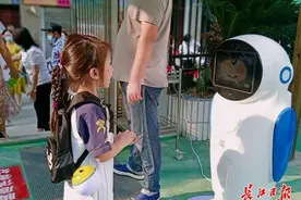 机器人迎接宝宝开学，不仅会说话还能测体温图片